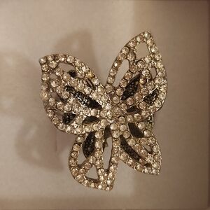 Silver Buyterfly Ring With White Crystal Over Black
